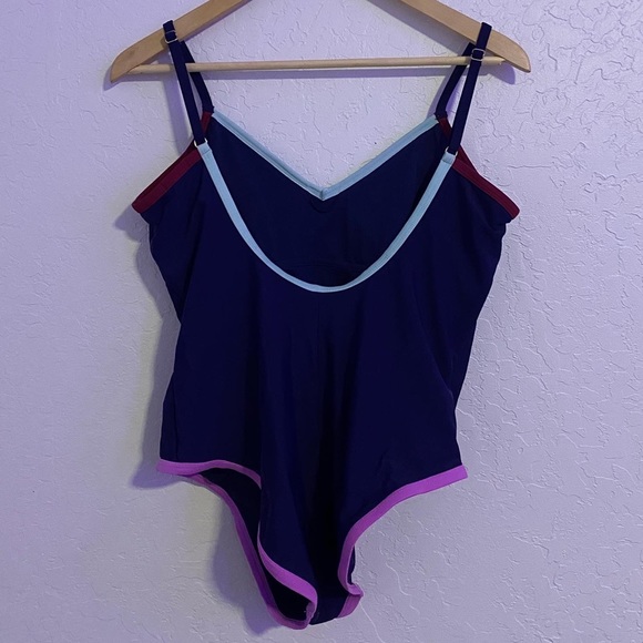 One piece swimsuit - Picture 2 of 3